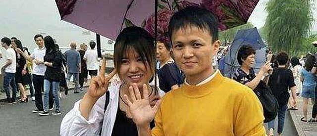 80后厨师撞脸马云，不甘被埋没两度来到西湖举牌：马云，我想见你