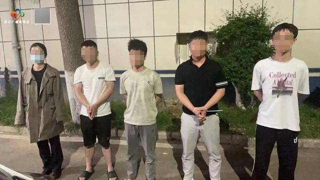 破门而入！武汉警方一举抓获32名“白富美”