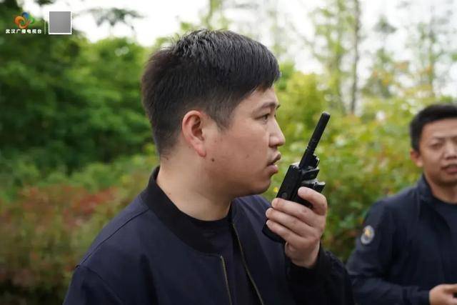 破门而入！武汉警方一举抓获32名“白富美”