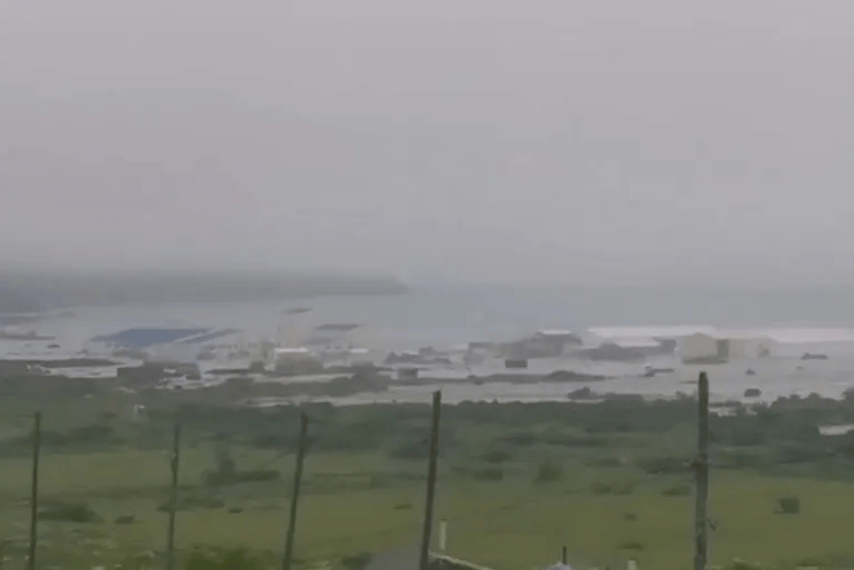 俄罗斯强震后，海啸淹没2000人居住的港口城镇