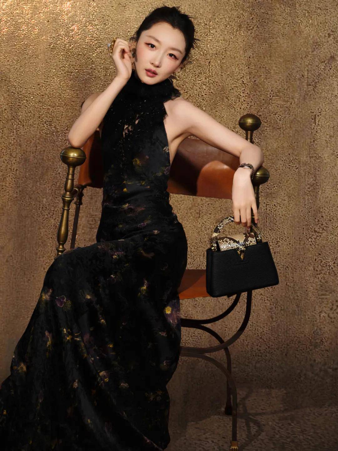 热巴手拿烟枪、倪妮背着人偶——女明星爱上“疯”着走红毯