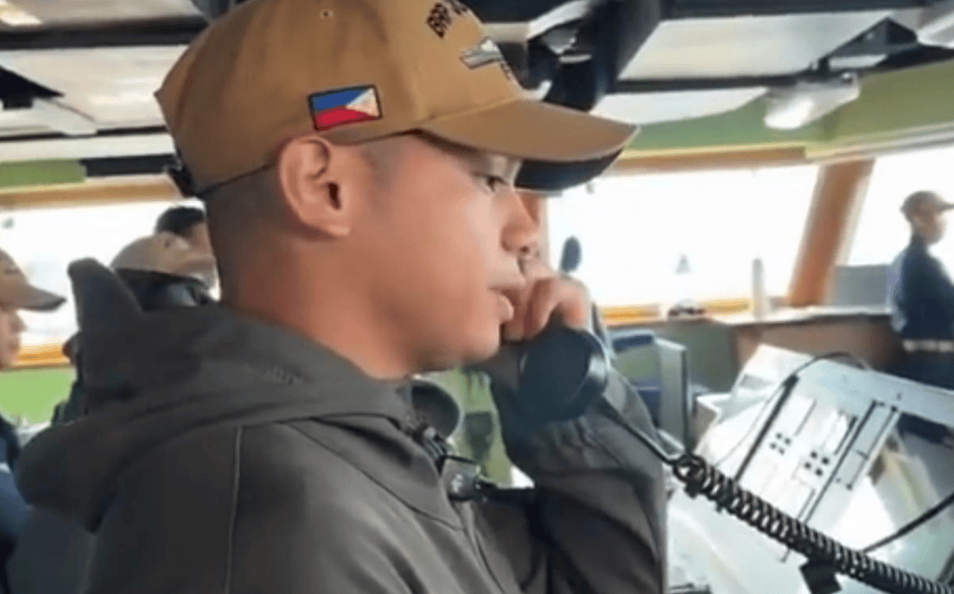 菲军主力舰刚出门,054A就堵在南海大门,美日军舰不敢靠近半步