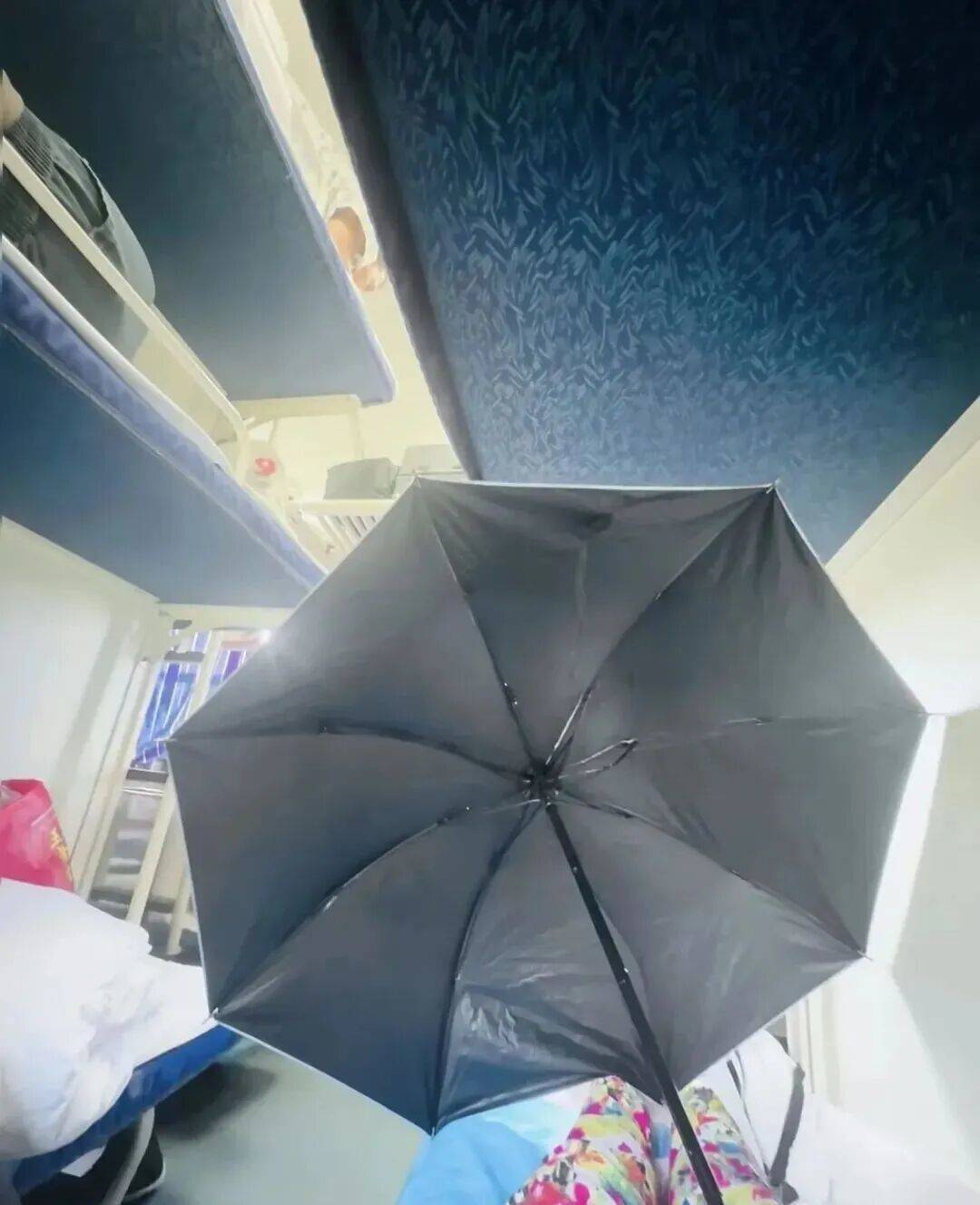 女乘客坐火车卧铺打伞遮隐私引发热议，网友建议卧铺区增设床帘，12306客服回应