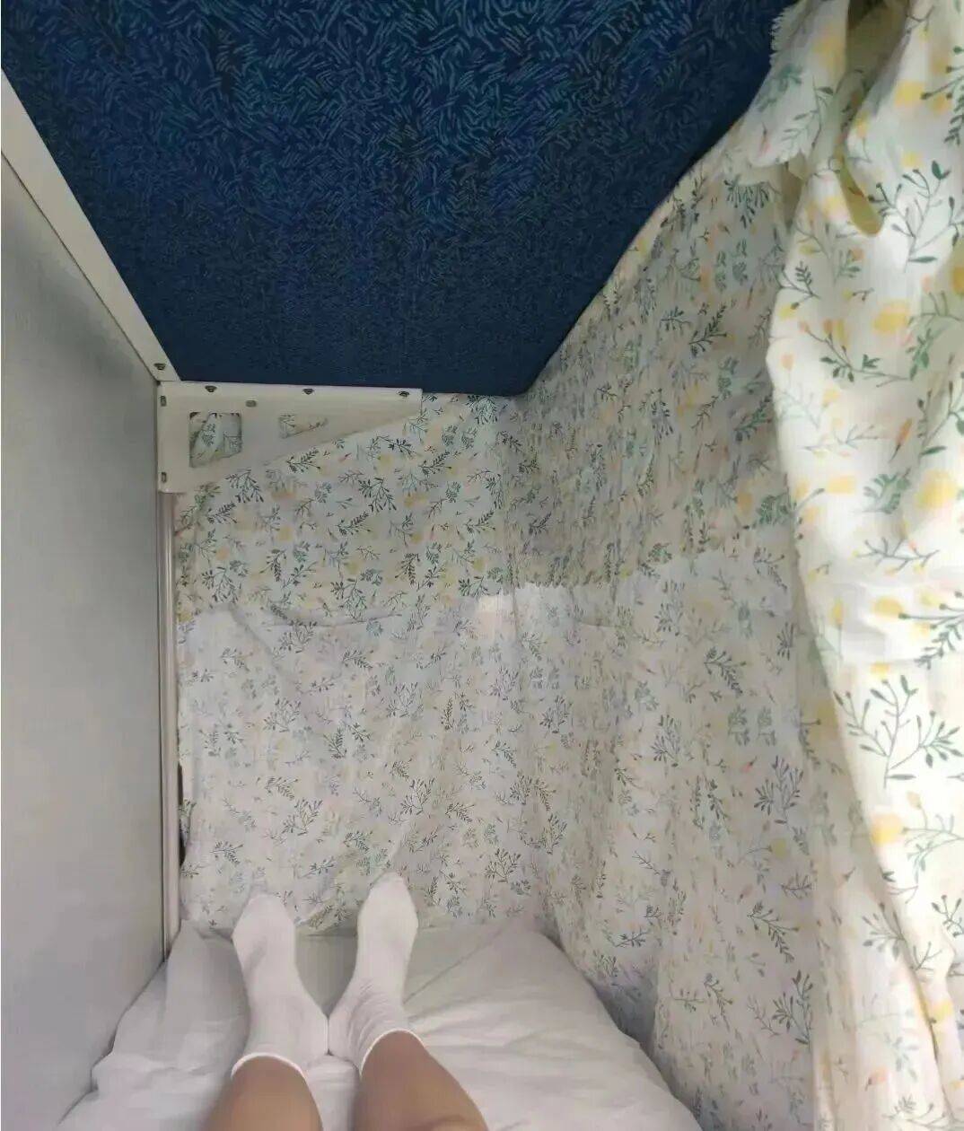 女乘客坐火车卧铺打伞遮隐私引发热议，网友建议卧铺区增设床帘，12306客服回应