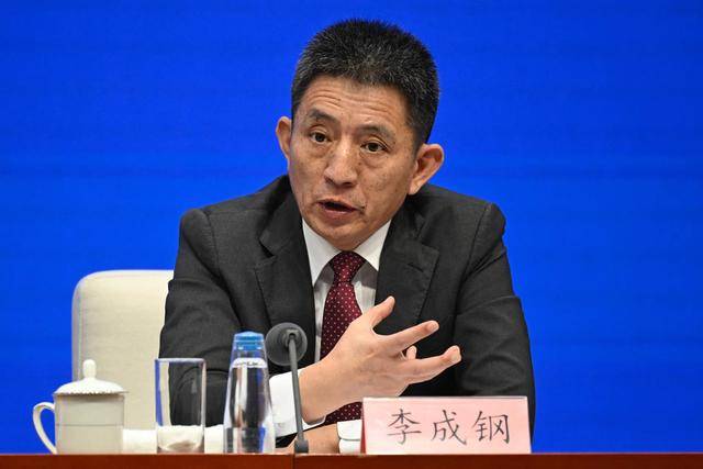 又输给了李成钢,贝森特承诺:美方不再考虑对华加征100%关税