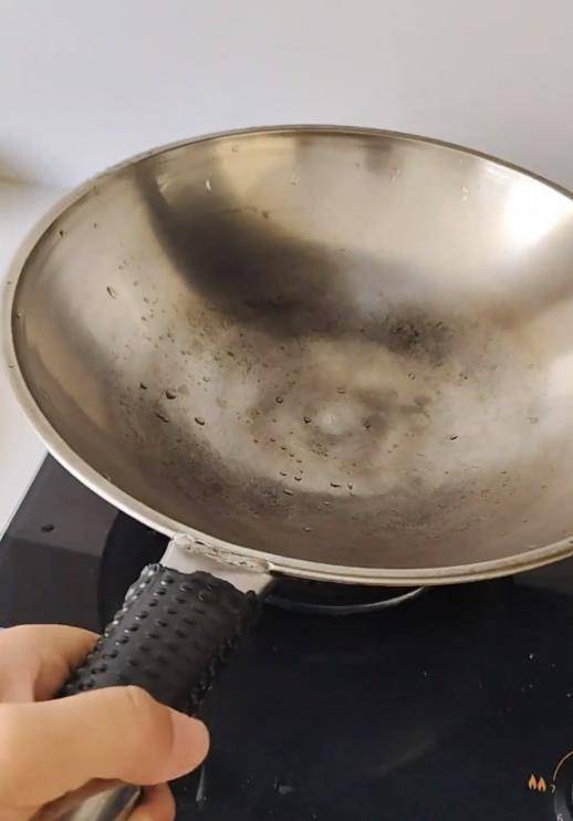 铁锅用了二三十年仍不粘不锈，女子在线寻厂家想“再买一个”，厂家称已停产