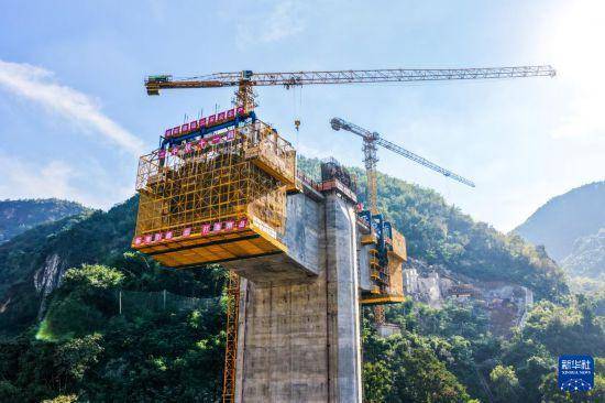 “钢铁巨人”助力西渝高铁桥梁智能化建设