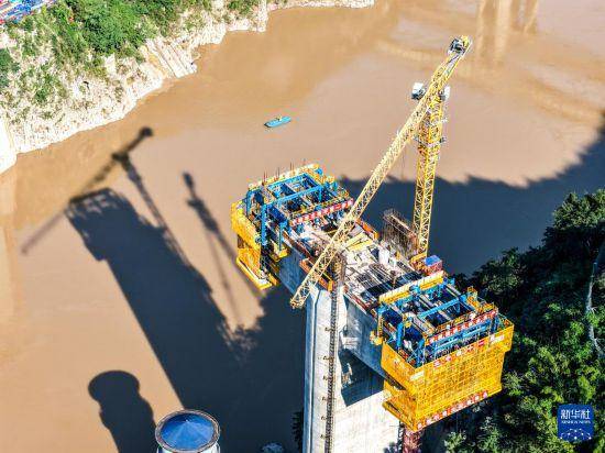 “钢铁巨人”助力西渝高铁桥梁智能化建设