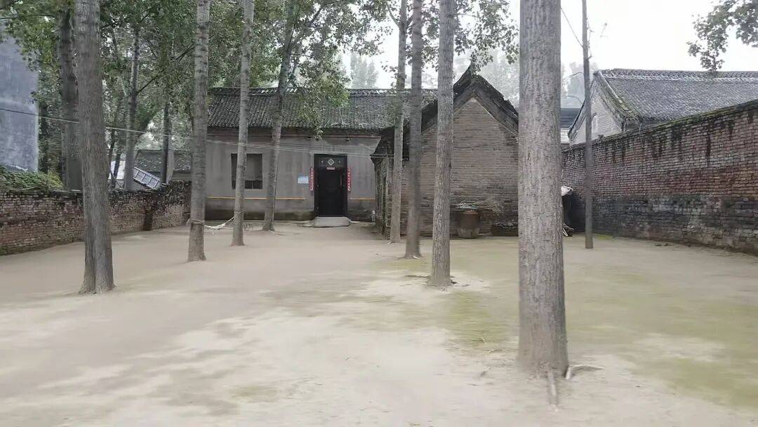 河南66岁大爷500平院子凭 “极致干净” 成网红打卡点,网友来时他满脸笑容带进参观