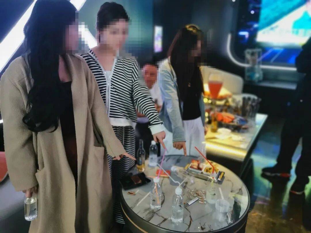 突击清查！KTV包厢内四男三女被控制