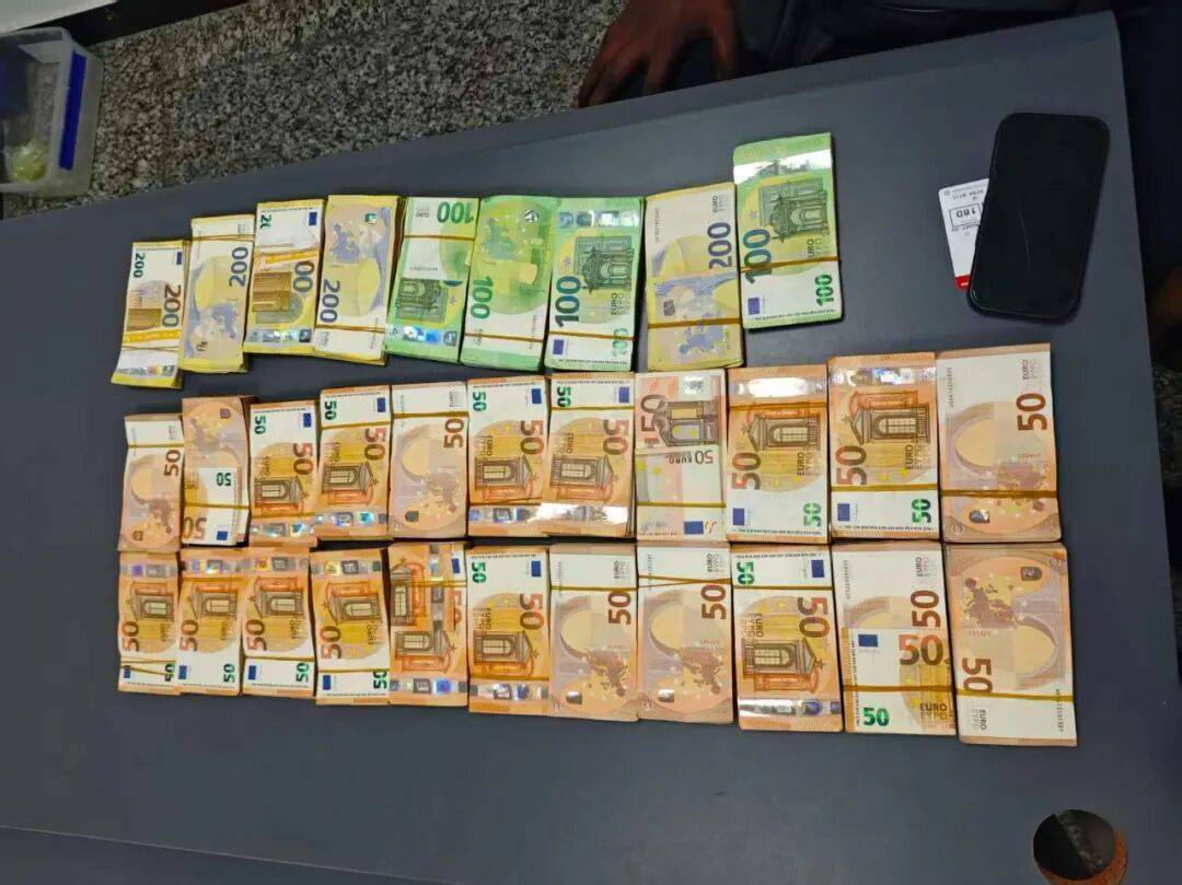 成捆的欧元现金就放在背包里装着,折合人民币超186万元,旅客入境时被广州海关查获
