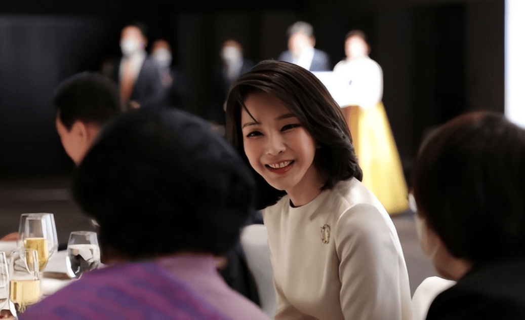 尹锡悦突然情绪失控，在庭审现场大发雷霆，要替金建希讨个说法！