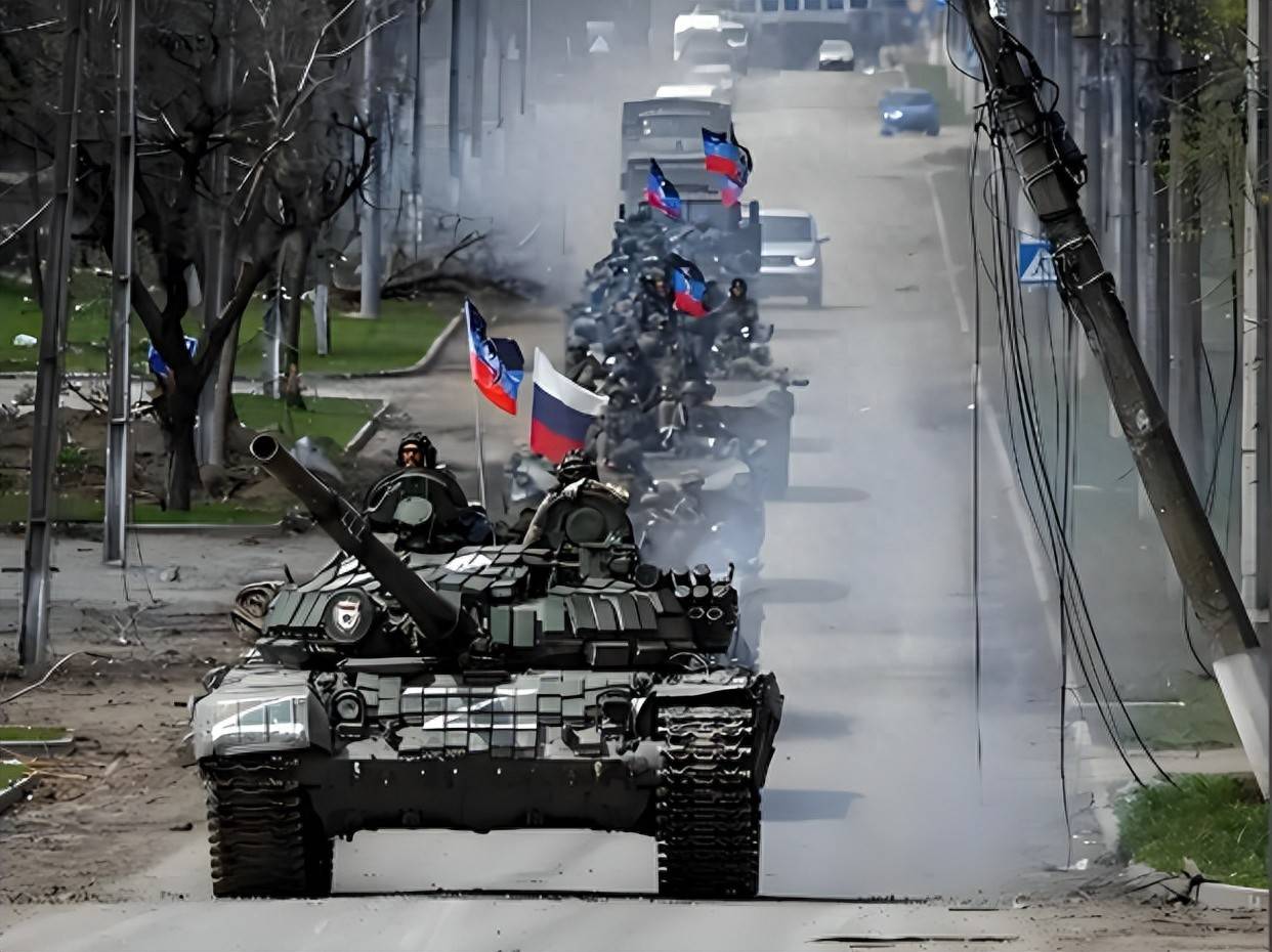 红军城沦陷!战况让人头皮发麻:乌军一边投降,一边发起空降作战,上演送人头大戏