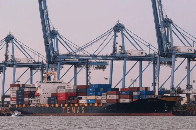 李显龙称中国已老印度尚年轻,未来能赶超!藏着新加坡在中美印之间的战略卡位,印度有发展陷阱