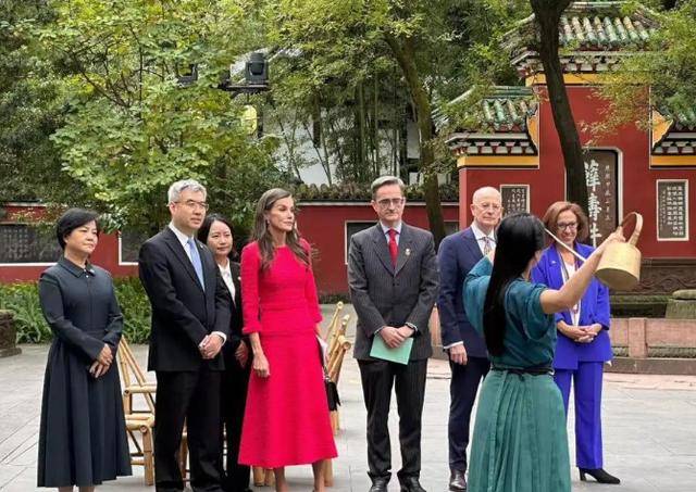 时隔18年来华,第一站没去北京!中方高规格接待,狂签10项协议