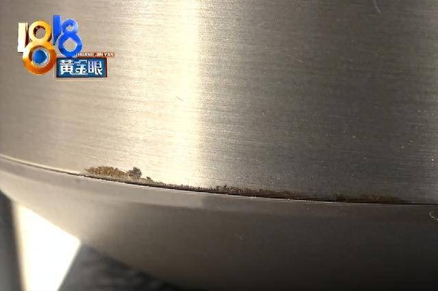花2450元买苏泊尔电饭煲，才用了不到半年就“烂掉了”：“平常做饭很小心，做完都会用毛巾包起来的”