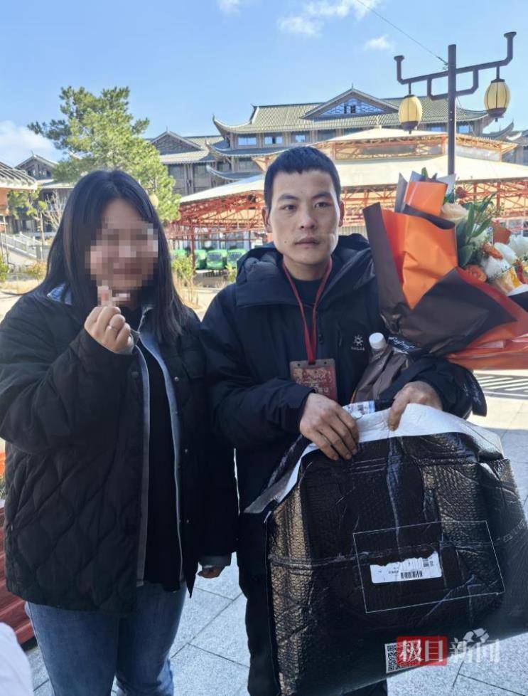 29岁女粉丝专程上山送礼物,声称想做张家界荒野求生选手“刀疤哥”的老婆