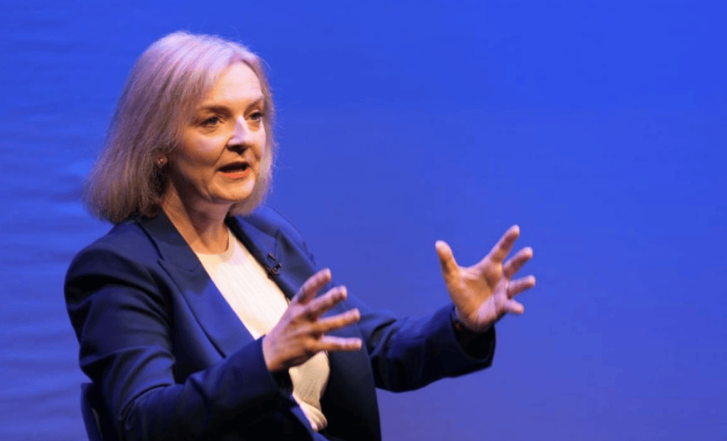 英国“最短命首相”力挺高市早苗,还要拿她当英国榜样,高市早苗这下真危险了!