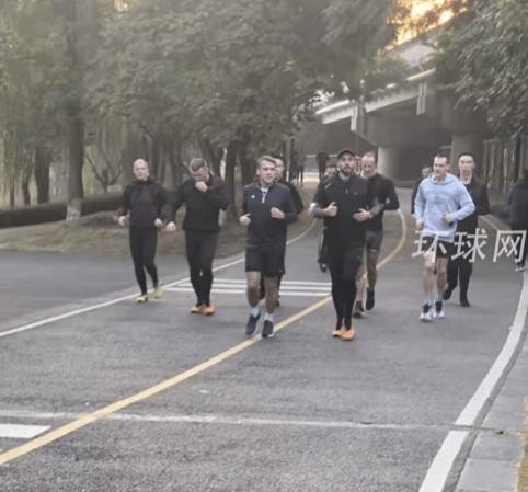 法国总统马克龙在成都晨跑被偶遇,主动和路人打招呼,其还计划参观大熊猫繁育研究基地