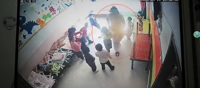 4名幼师，轮番虐待、殴打3岁女童