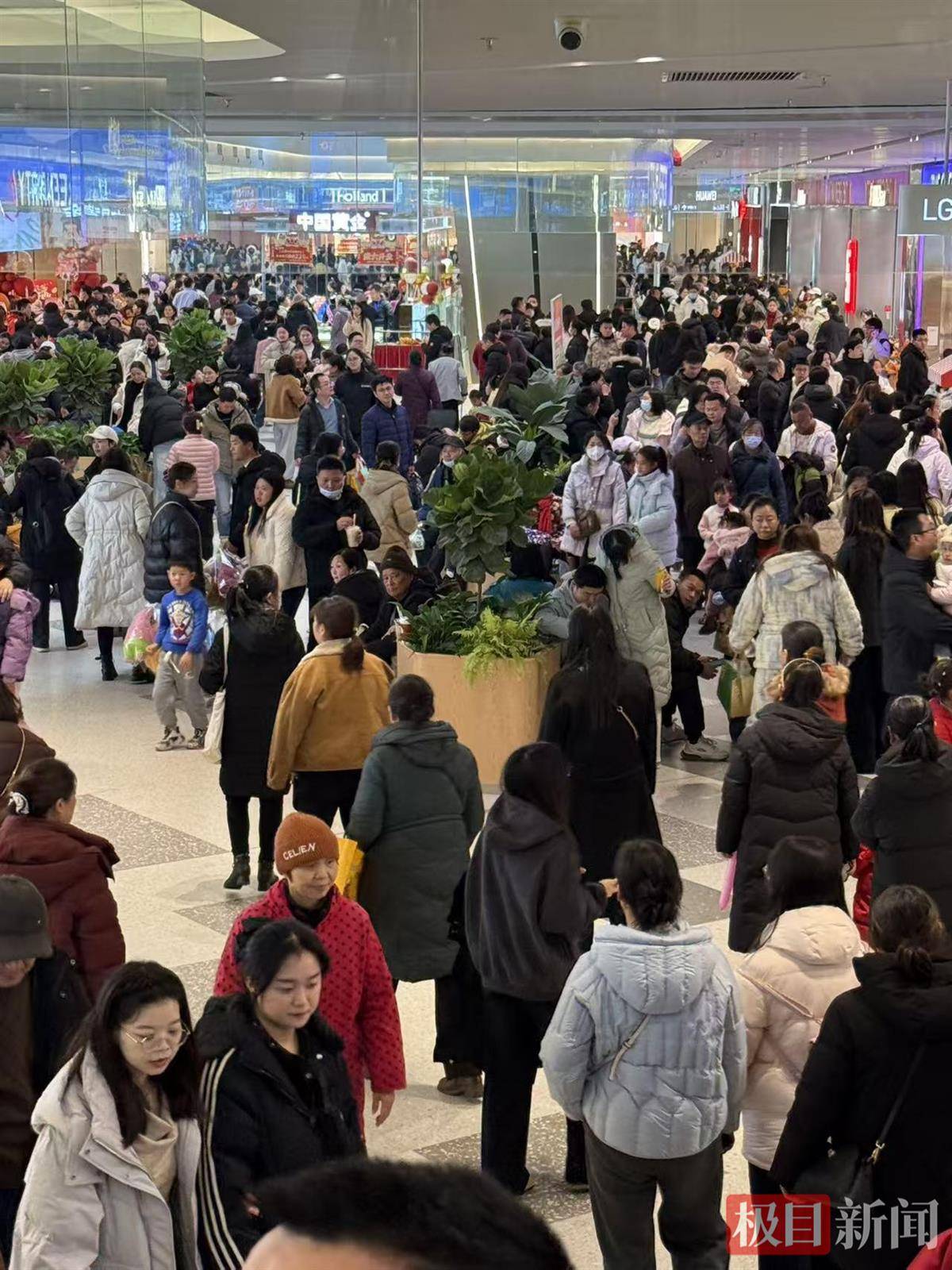 车位要找半小时，吃饭等了一中午，连LV都开始排队了……新年第一天，武汉各大商场人气爆棚