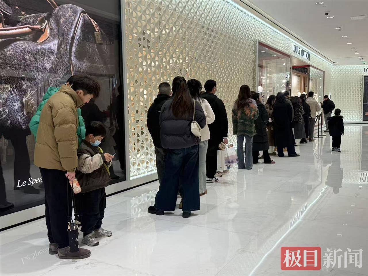 车位要找半小时，吃饭等了一中午，连LV都开始排队了……新年第一天，武汉各大商场人气爆棚