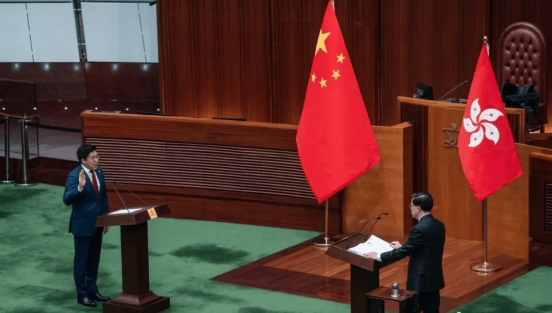香港立法会议员宣誓，江旻憓、霍启刚在列