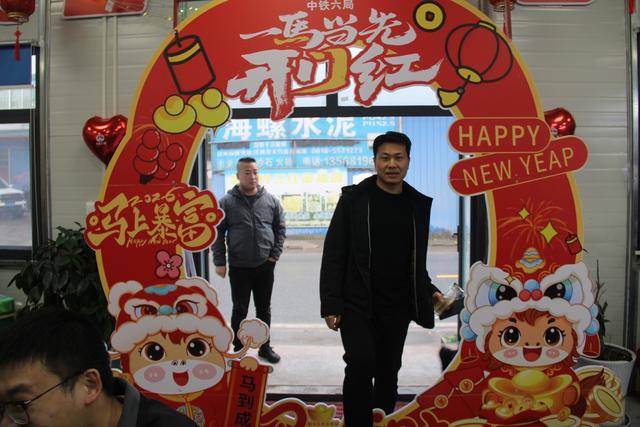 “工地春晚”迎新年