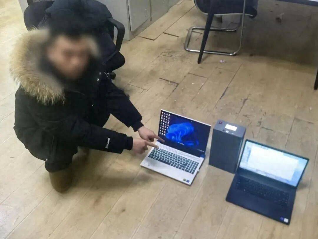 情侣吵架报警民警上门劝架，意外揭开男方“黑盒子”的秘密
