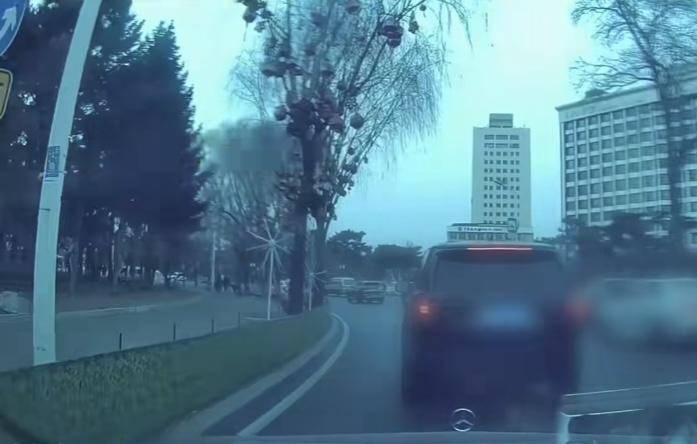 长春警方通报“路虎1分钟8次别停奔驰”:已立为刑事案件