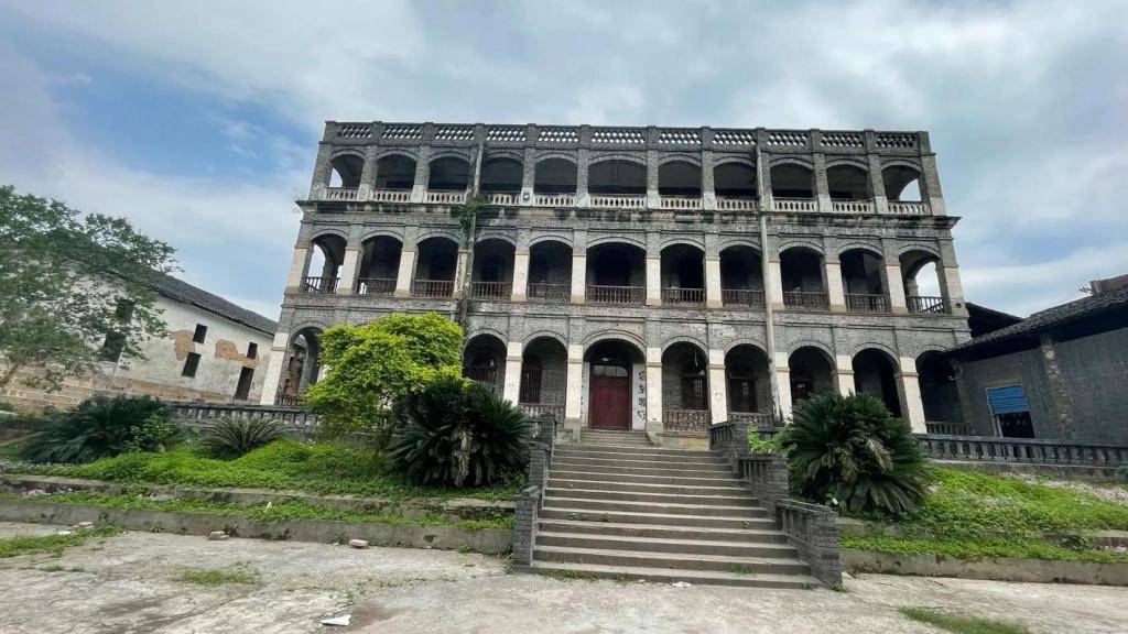 重庆一栋百年古建筑以399万元挂拍，仅限中国人竞买，不得转让抵押给外国人