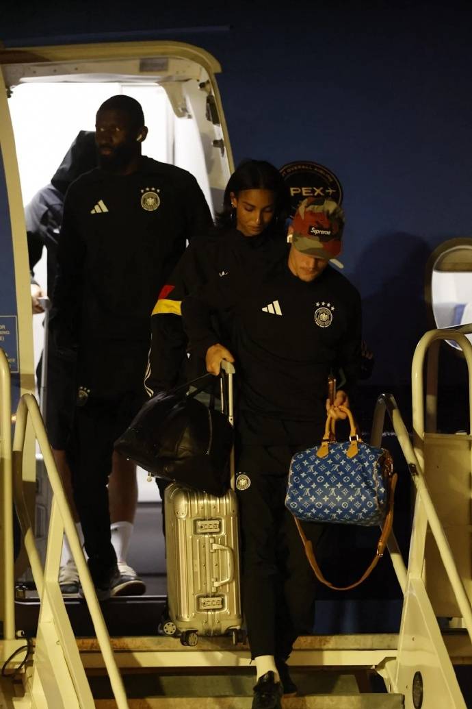 原地解散！德国世界杯16强出局，全队返程下机时情绪低落，球队将于周二召开发布会