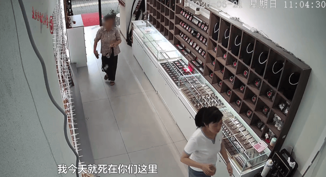 贵阳阿姨花860元买银镯子，靠摔地声音认定掺假要求退款，商家：符合国家标准，假一赔十！