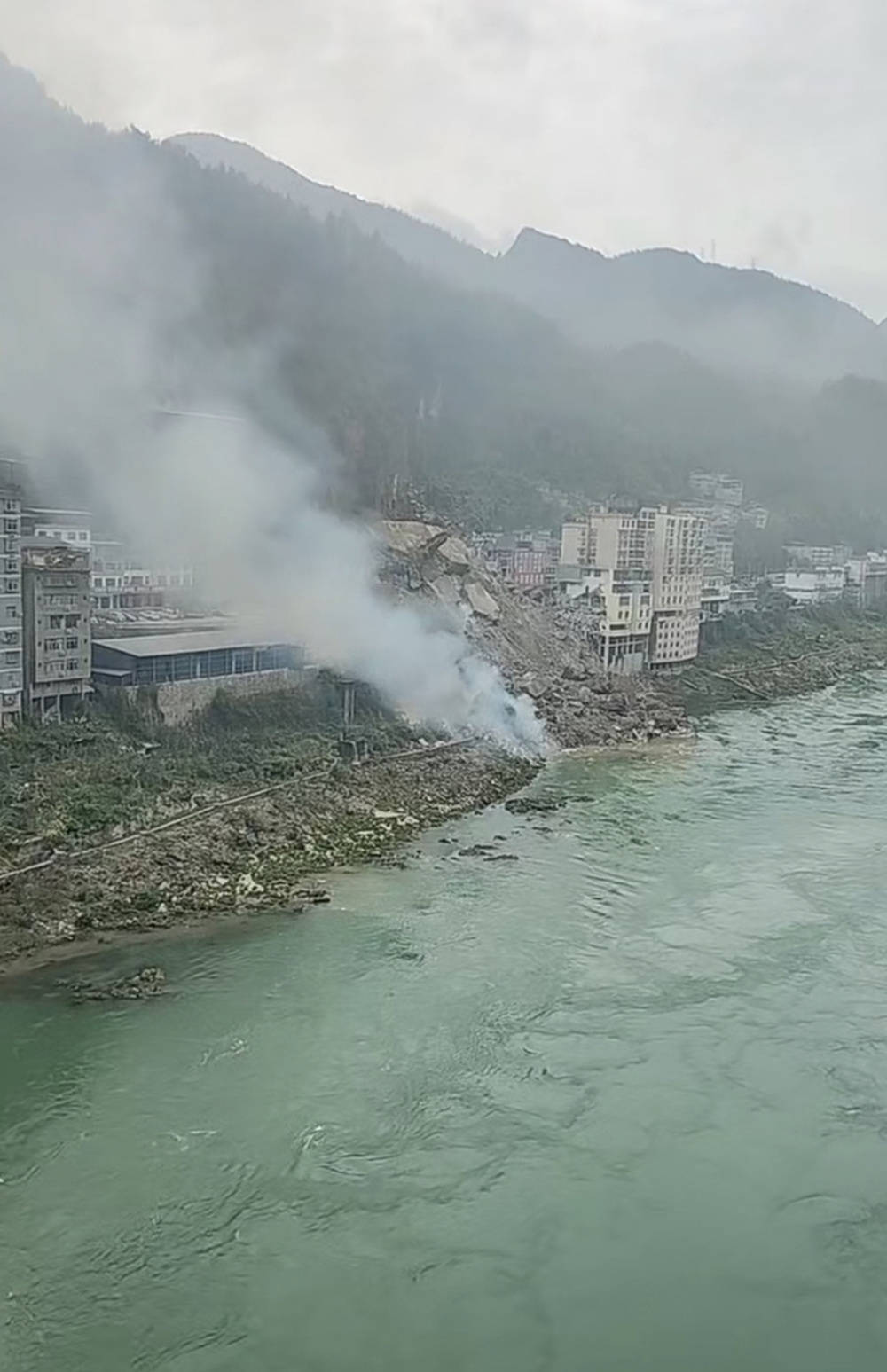 重庆彭水出现山体塌方，有房屋被毁，当地：已派出救援力量赶赴现场