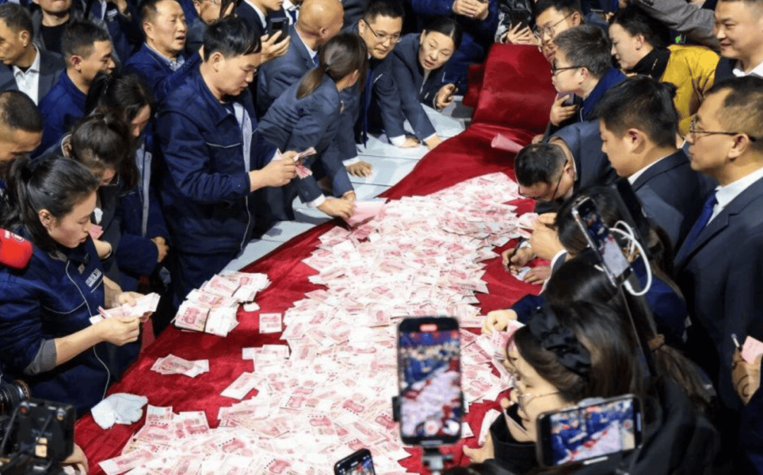 河南一员工嫌弃母亲丢人不让其参加婚礼,被“最爱发钱的老板”当场辞退:不孝之人,企业不养