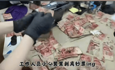 大连一男子忘关窗户，出差半个多月后回家，发现阳台上的10万元经大雨反复浸泡、烈日暴晒，已经粘连在一起无法分开……最终兑换出8.2万元