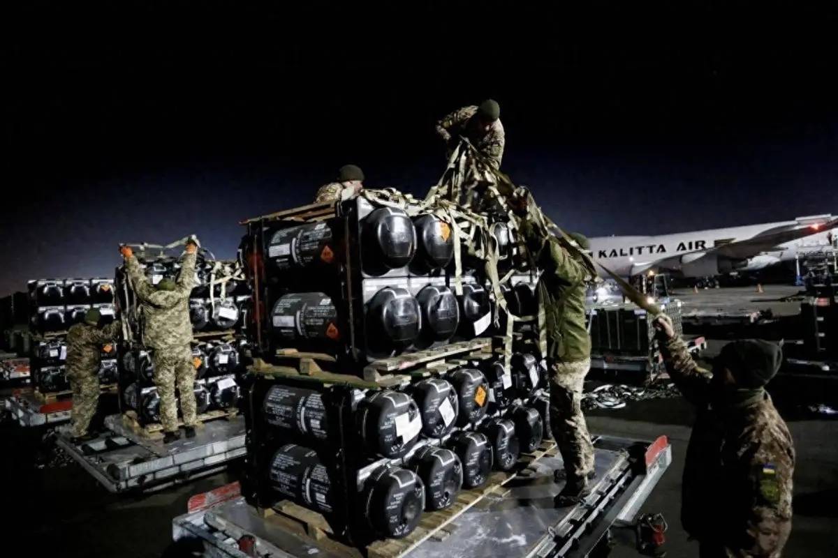 5万把AK步枪，150枚毒刺地空导弹消失，援乌援到引火上身，80万件武器反噬欧洲