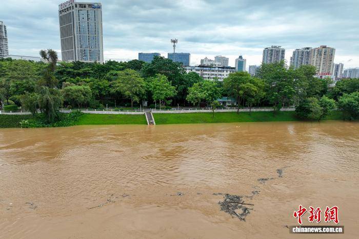 广西南宁：洪水来袭 邕江大堤关闸防洪