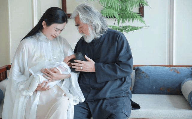 考古|张纪中夫妻备孕第五胎！44岁妻子四年三胎，他们要将生孩子进行到底了