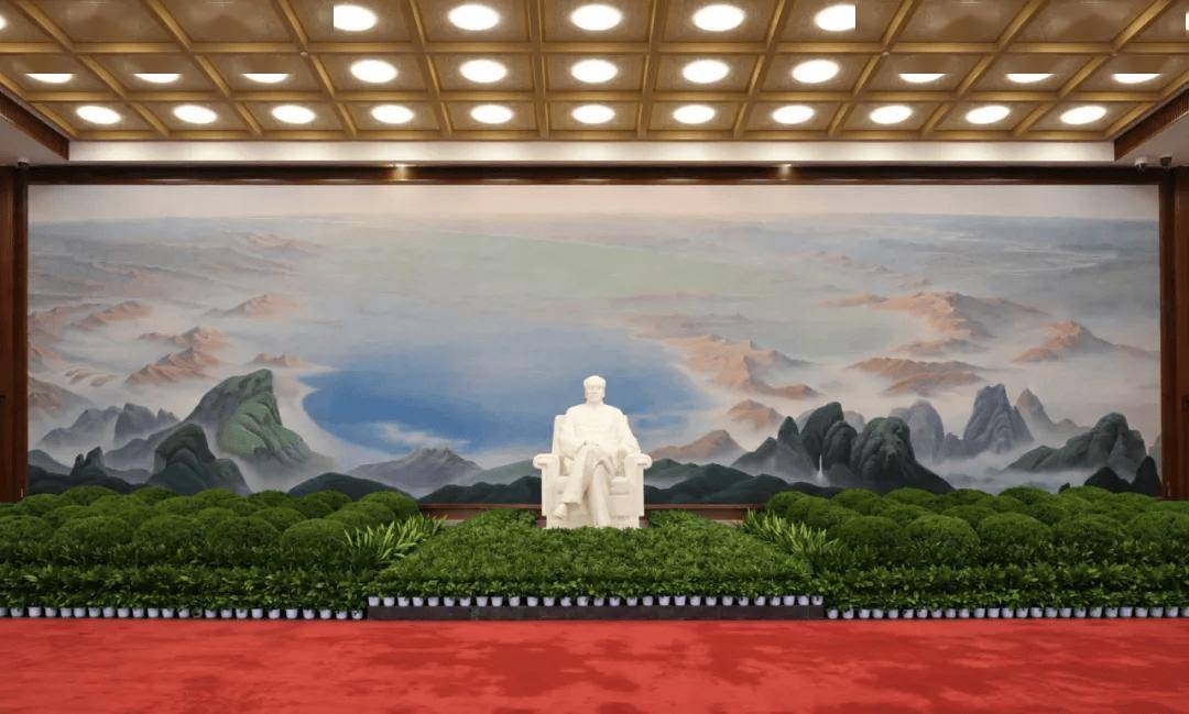 毛主席纪念堂里，巨幅壁画《祖国大地》全新亮相！近2480万针，绣成大好山河