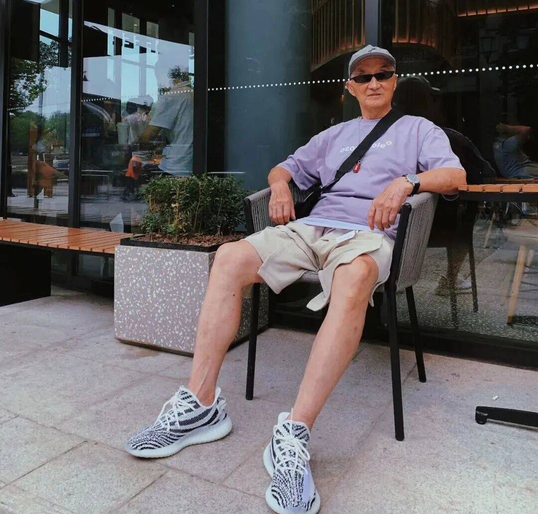 百万穿搭博主“最潮爷爷”在睡梦中去世，曾火爆全网，无数网友被治愈：不被年龄限制！