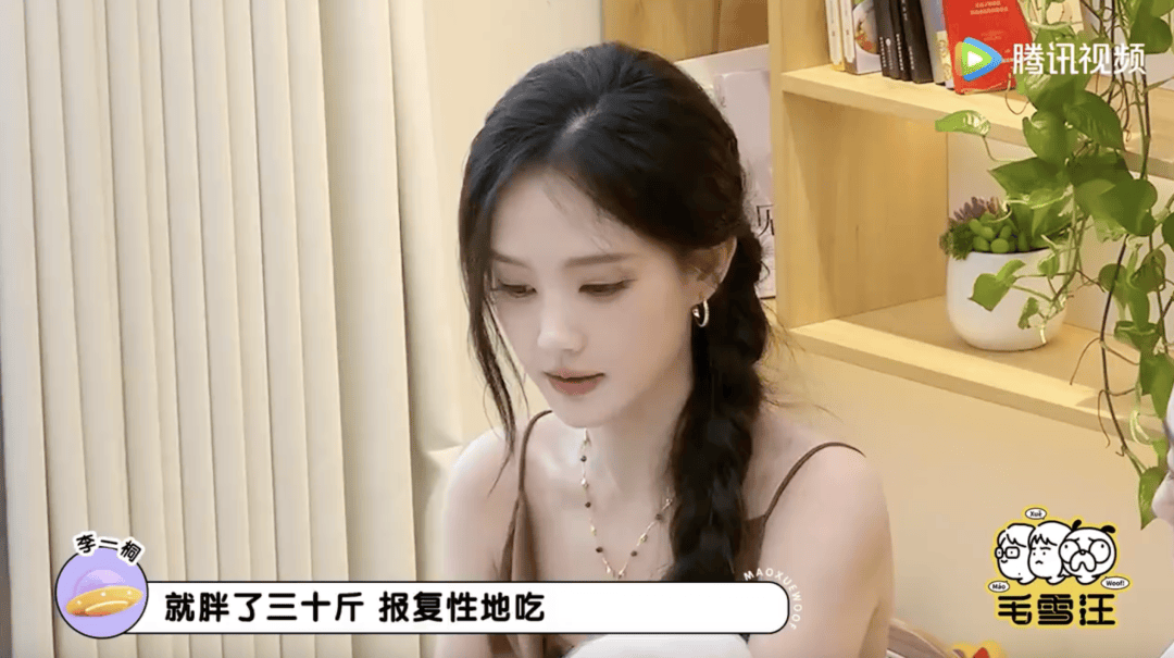 36岁女演员李一桐自曝北舞经历：曾报复性饮食，半年增重30斤，最胖110多斤；节目中轻松拿起8公斤哑铃水杯秀肌肉，“是不是练得不错”
